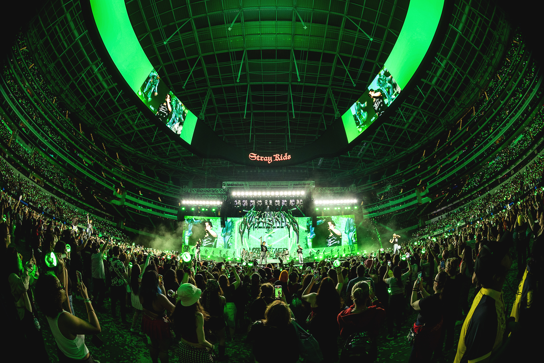 STRAY KIDS: THE DOMINATE EXPERIENCE